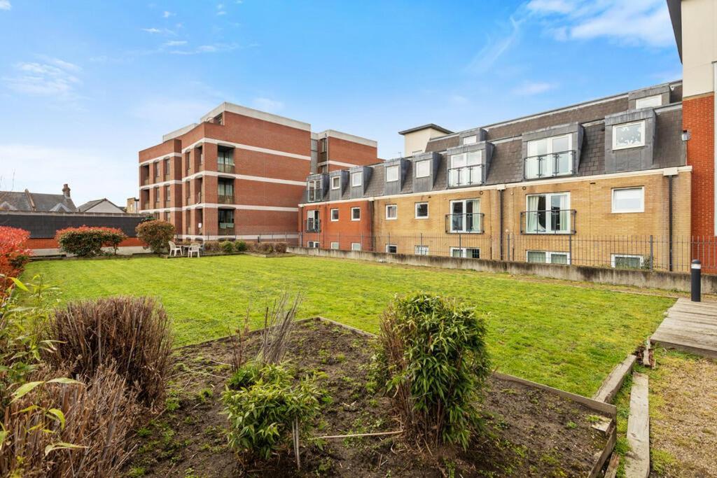 Spacious London Apartment 5 Min Walk To Leytonstone Underground Station And 5 Stops To Zone 1 Kültér fotó